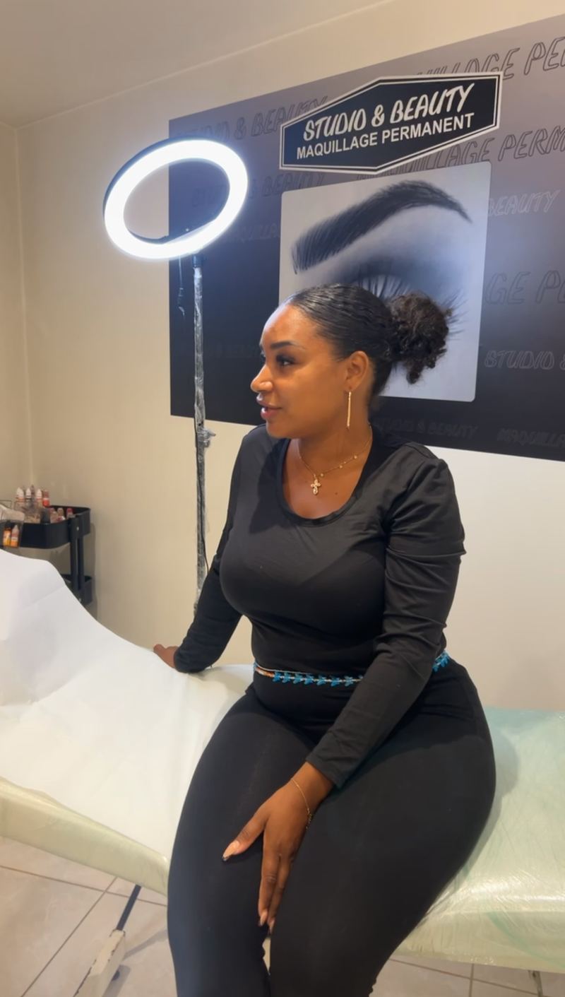 Mélissa Tatataa lors d'une collaboration dans un studio de maquillage permanent