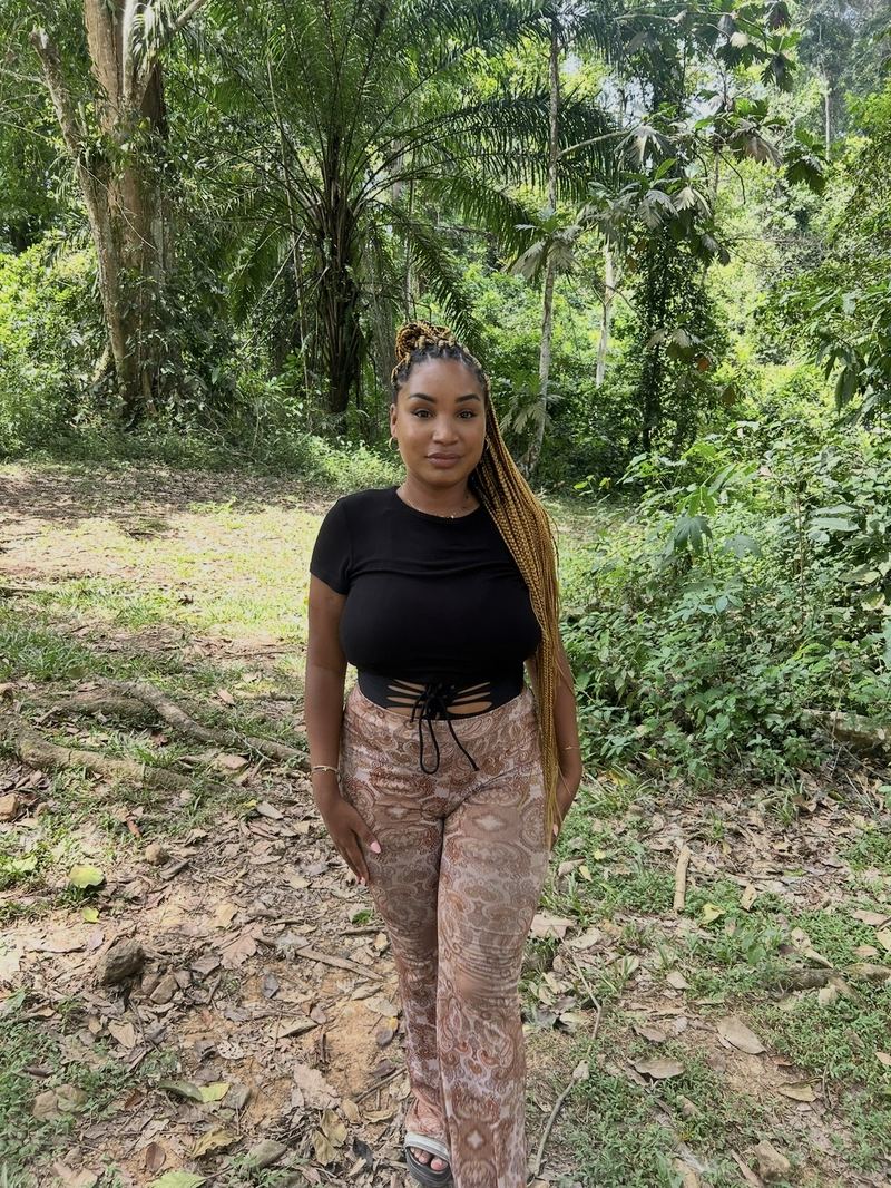 Mélissa Tatataa en voyage, au milieu d'une végétation tropicale
